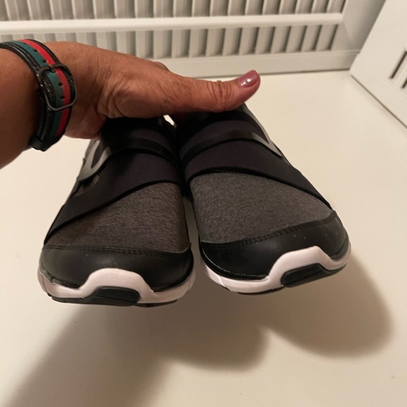 Vionic new gray and black sport ladies shoes are new no box - Picture 3 of 12